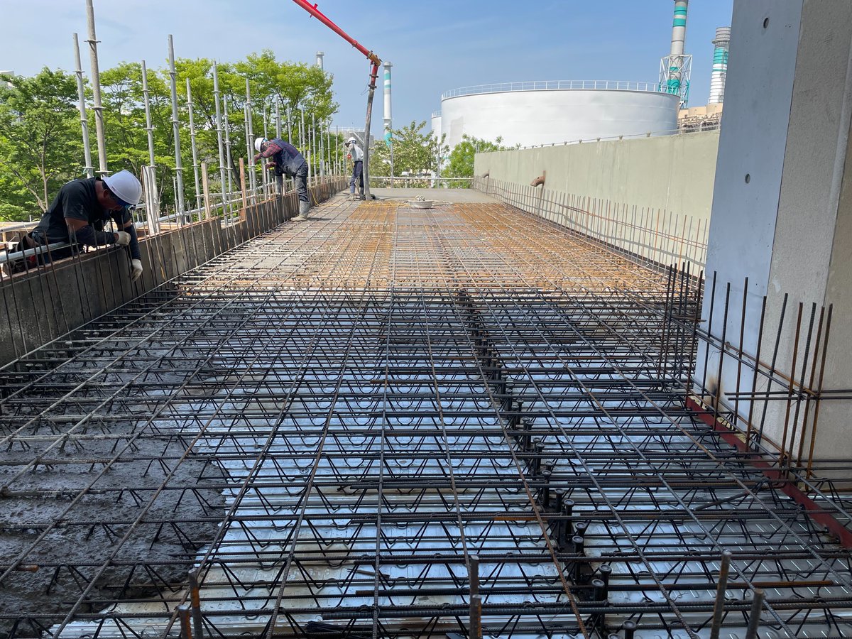 [아트벙커B39 문화재생 3단계사업]
아트벙커B39 문화재생 3단계사업 콘크리트 타설 중입니다😁😄 배근된 철근에 콘크리트를 붓고 양생의 과정을 거치겠네요~😊