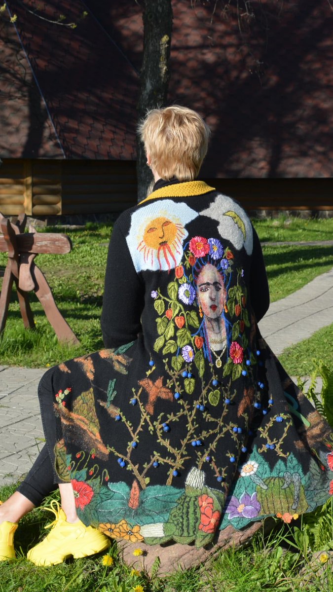 ElleDuke1's tweet photo. Фрида Кало...
Женское альтер-эго Сальвадора Дали...так называли её современники. 
Угадаете картины, которые были использованы при создании кардигана?
#ElleDuke #knitting #embroidery #intarsia #felting #fridakahlo #вязание #фелтинг #вышивка #интарсия #фрида #вязайнер #artknitting https://t.co/OkBuFwNwQb