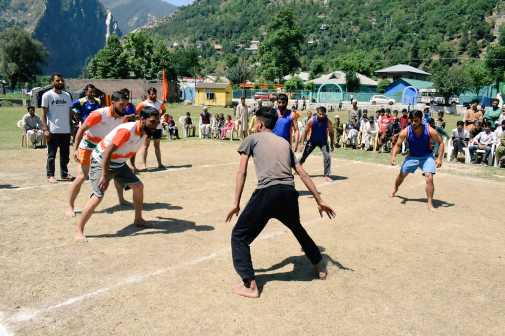 Crown__of_india's tweet photo. As part of series of programme for 75th Tithwal Day celebrations, rural games and athletics meet was organized at Tithwal here today by Shakti Vijay Brigade of Indian Army.
#tithwalday
#AzadiKaAmritMahotsav
@adgpi
@NorthernComd_IA
@DefenceMinIndia https://t.co/AZlicRLnWu
