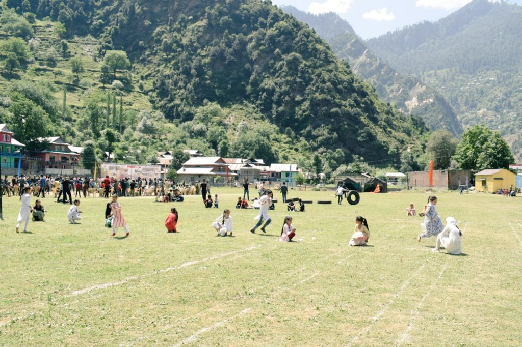 Crown__of_india's tweet photo. As part of series of programme for 75th Tithwal Day celebrations, rural games and athletics meet was organized at Tithwal here today by Shakti Vijay Brigade of Indian Army.
#tithwalday
#AzadiKaAmritMahotsav
@adgpi
@NorthernComd_IA
@DefenceMinIndia https://t.co/AZlicRLnWu