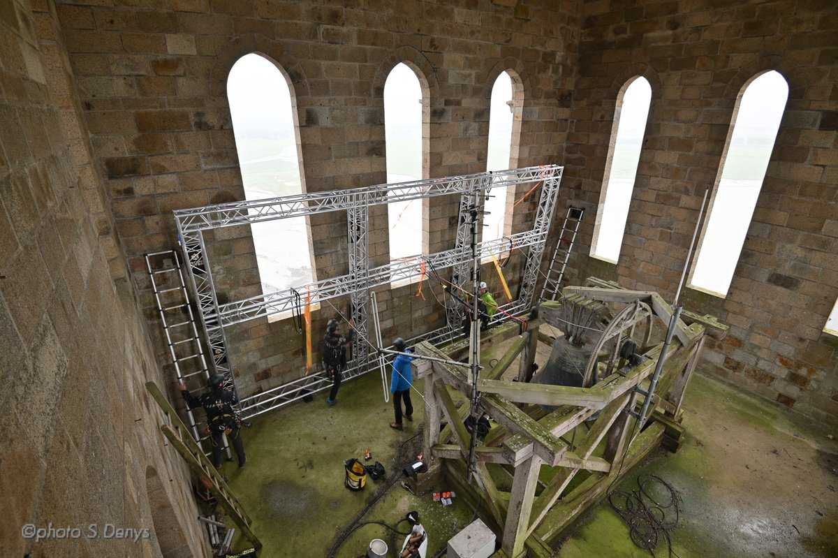 EPMontStMichel's tweet photo. DAY 1 avec @NathanPaulinFil et ses équipes de Ropenweb pour le montage de la #slackline hier. 

Rendez-vous à 17h pour la première tentative !
#worldrecord #worldrecordslackline #highline https://t.co/u0m1qbVqp4