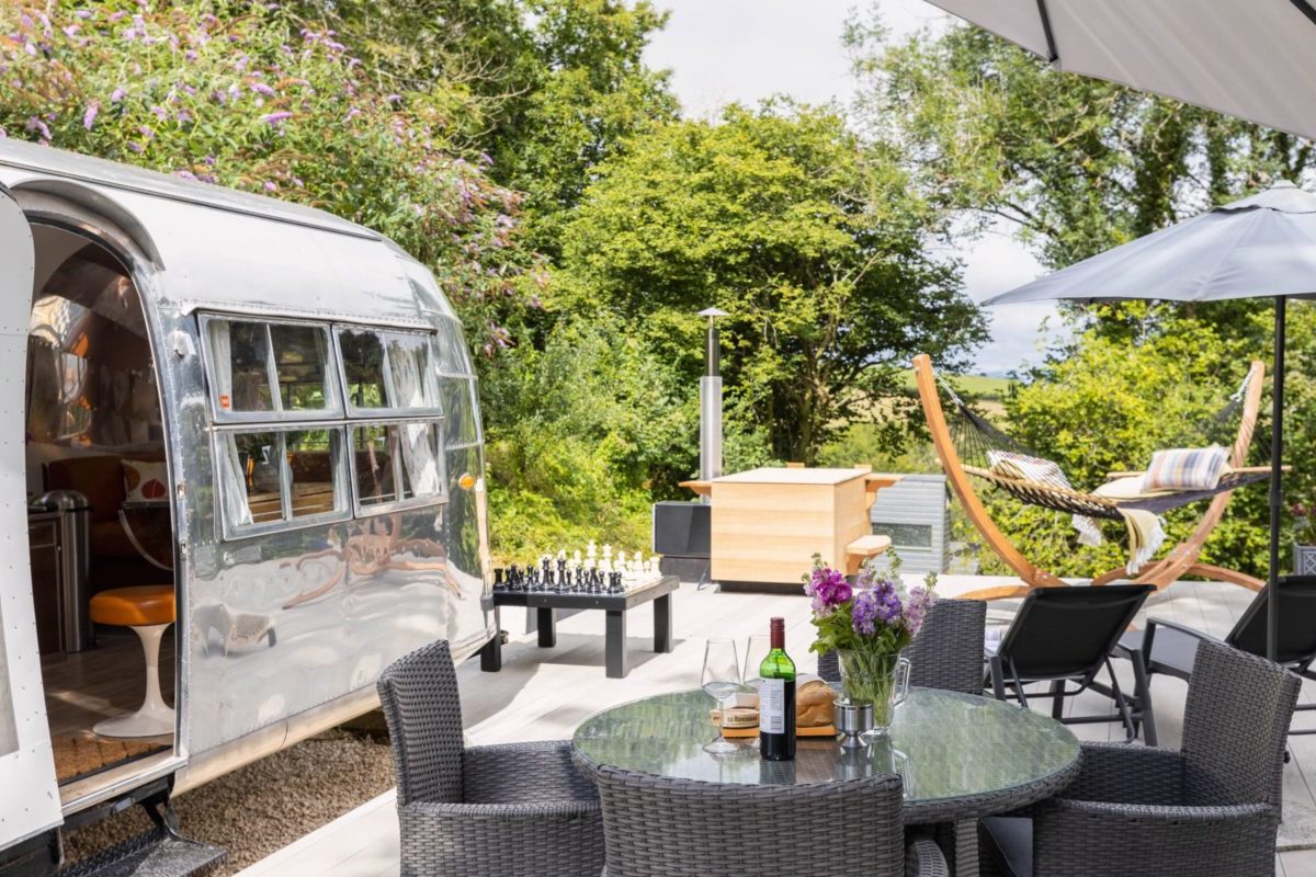 sdevonbiz's tweet photo. Book a stay at Dittisham Hideaway in #june or #july on Devon Day 4th June and receive a complimentary #Devon cream tea hamper https://t.co/25CoNMRUia @visitsouthdevon @discoverdart #jamorcreamfirst #staycation #Jubilee #southdevon @Loucuplym @jobutler22 @sydvoisey @Lauraopexsw https://t.co/R0NwLtWwMf
