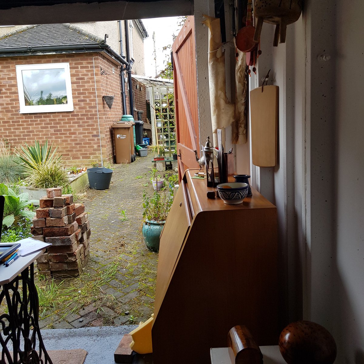 WilkinsonBytes's tweet photo. #TuesdayTrends Back in the garden office to hear the birds tweet, feel the breeze on my skin, to do a day of project mgt and to feel alive #naturalhealthservice #wellbeing #freelancelife #bootthecommute @TownSq Tomorrow coworking in TKB @TkbVoice & walkabout to promote events https://t.co/P7Cb3y2Tpo