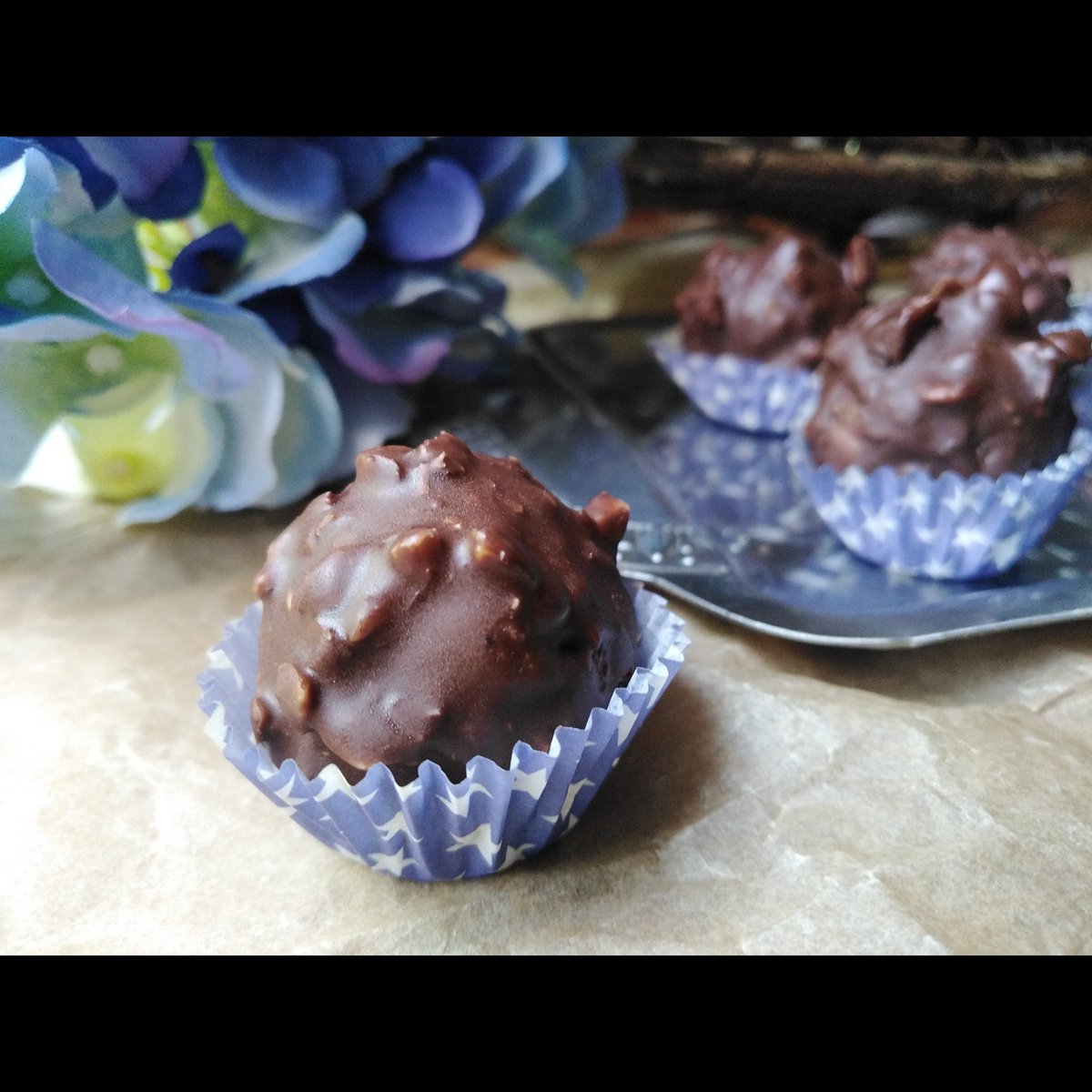 Sandrailiceva1's tweet photo. Ferrero rocher kuglice od lešnika 💙 #poslastice #izmojekuhinje #sandraskitchen 💙 https://t.co/zUvpvzxYET