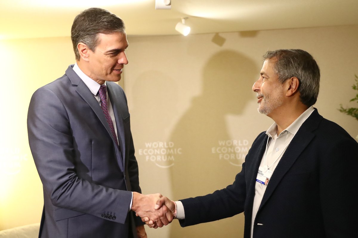 sanchezcastejon's tweet photo. He compartido con @MicronCEO la estrategia de 12.000M€ de España para ser clave en la cadena de valor global de semiconductores. Queremos liderar el objetivo común de ubicar el 20% de la producción mundial en Europa y ser el anfitrión ideal para las inversiones de @MicronTech. https://t.co/vnvReLbc53