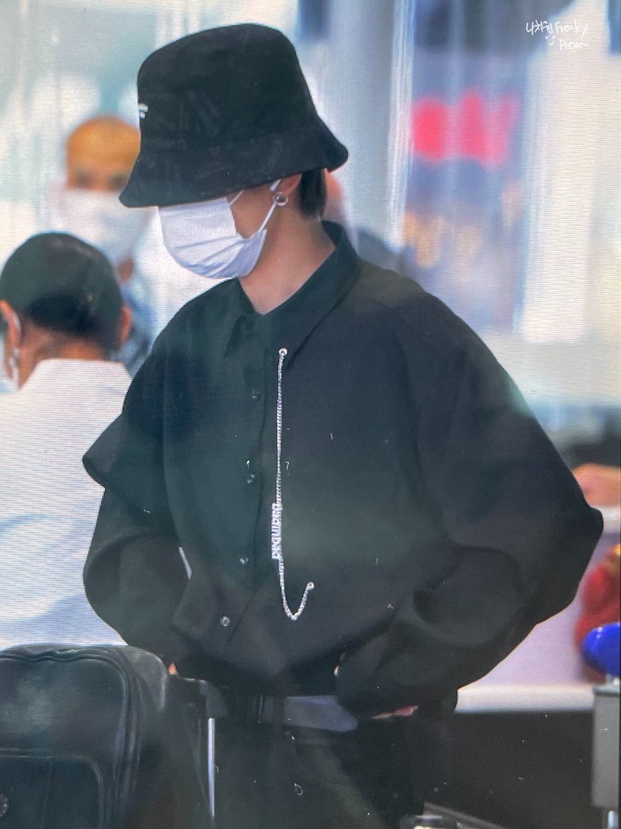D4freakyKM's tweet photo. 220524🖤
나리타공항 출국 〈PREVIEW〉

고생했어〰️ 조심히가🫡

#BF #광민 #Kwangmin @KM__950424 https://t.co/yINrMtJNcg