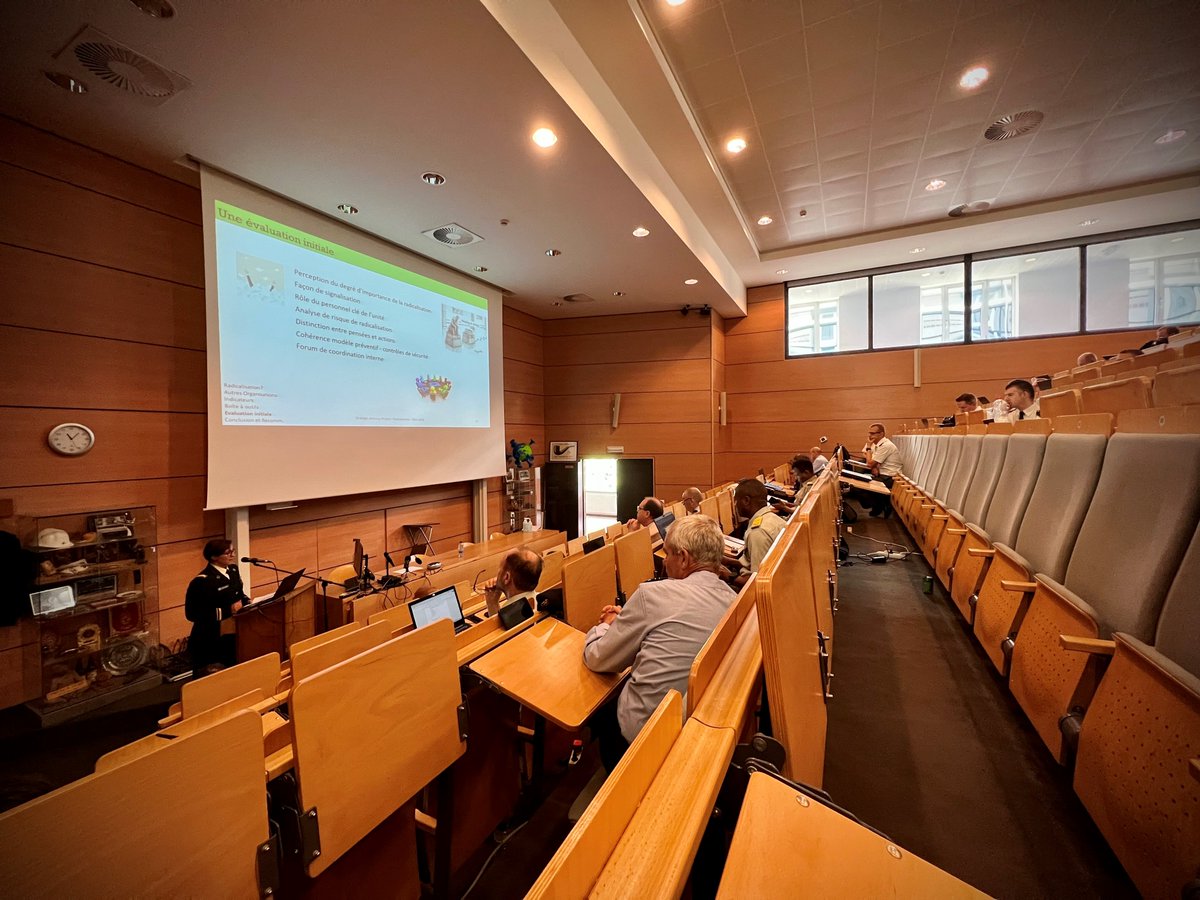 AStCBelDef's tweet photo. 🫡 Two #sap136 were presented this morning. The groups that worked on the #Veterans policy and on #Radicalisation showed their study and recommendations to the client, the tutors and the colleagues, who appreciated their work. 👌 https://t.co/3cYfBzFUlK