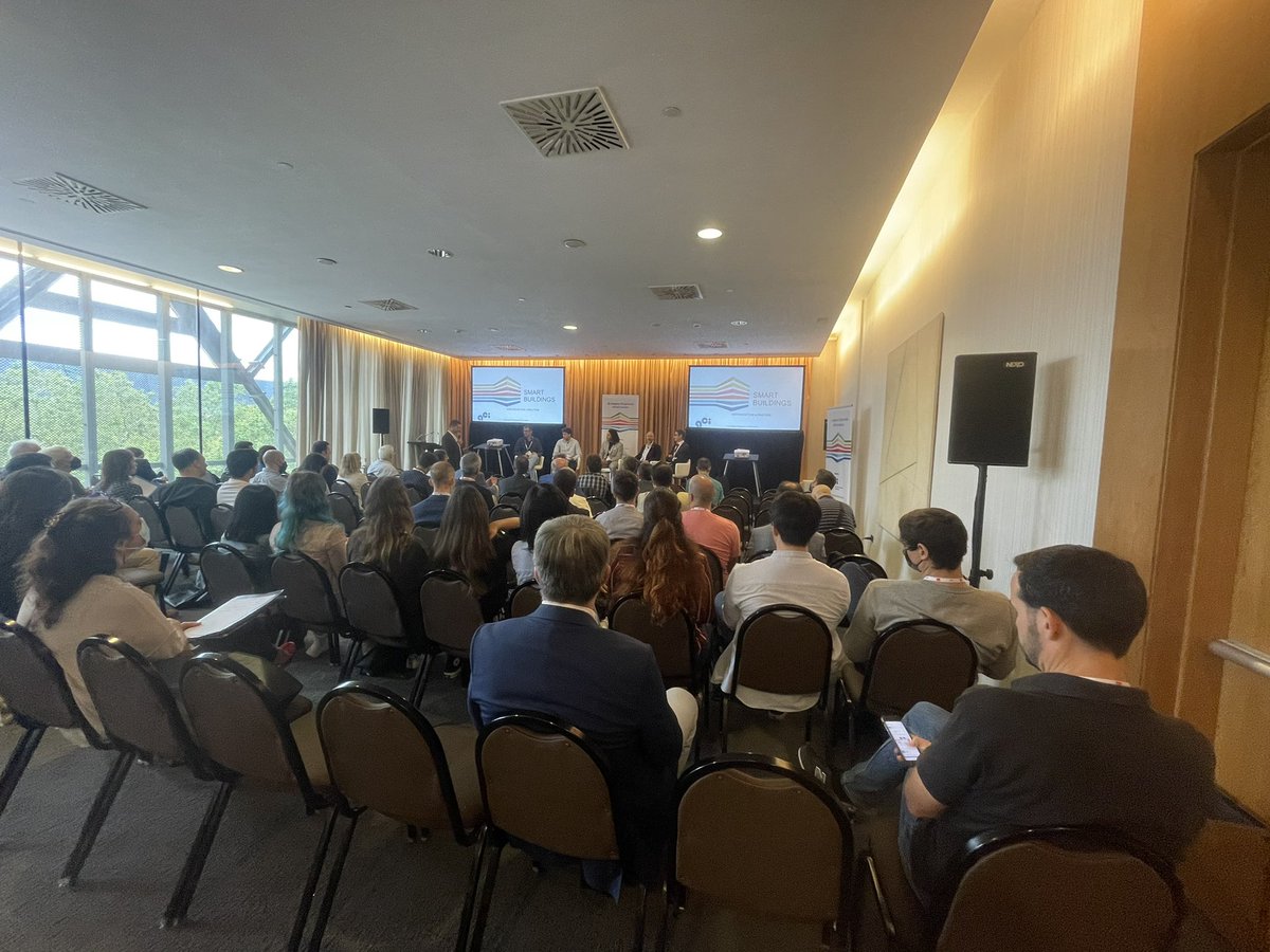 climaNoticias's tweet photo. 4 pilares que deben de cumplir los #edificios del futuro:
⁃ser sostenibles
⁃ser resilientes
⁃ser híper eficientes
⁃centrados en las personas
Mesa redonda #2CEI #ACI @ACI_CAT #edificación @SchneiderES @arcbcn https://t.co/PhRi4kAHwc