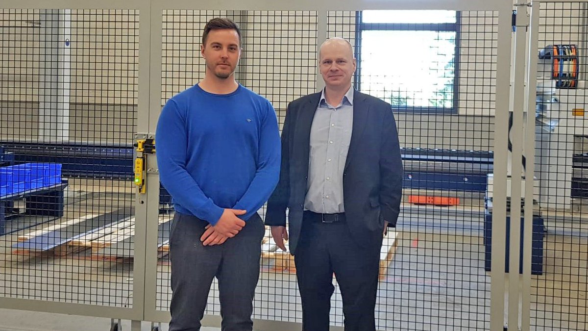 YLOkaupunki's tweet photo. Yritysvierailut jatkuvat đ Kaupunginjohtaja @PiiparinenPauli kĂ€vi Lehtovuorella tutustumassa tuotantoon & laajennukseen, isĂ€ntĂ€nĂ€ tj Eero Ojanen. Keskustelussa mm. koulutus ja Ukrainan kriisin vaikutukset #ylöjĂ€rvi #lehtovuori #roskaastiat #lajittelu #katokset #kaupunkiympĂ€ristö https://t.co/gWaP29Eptm