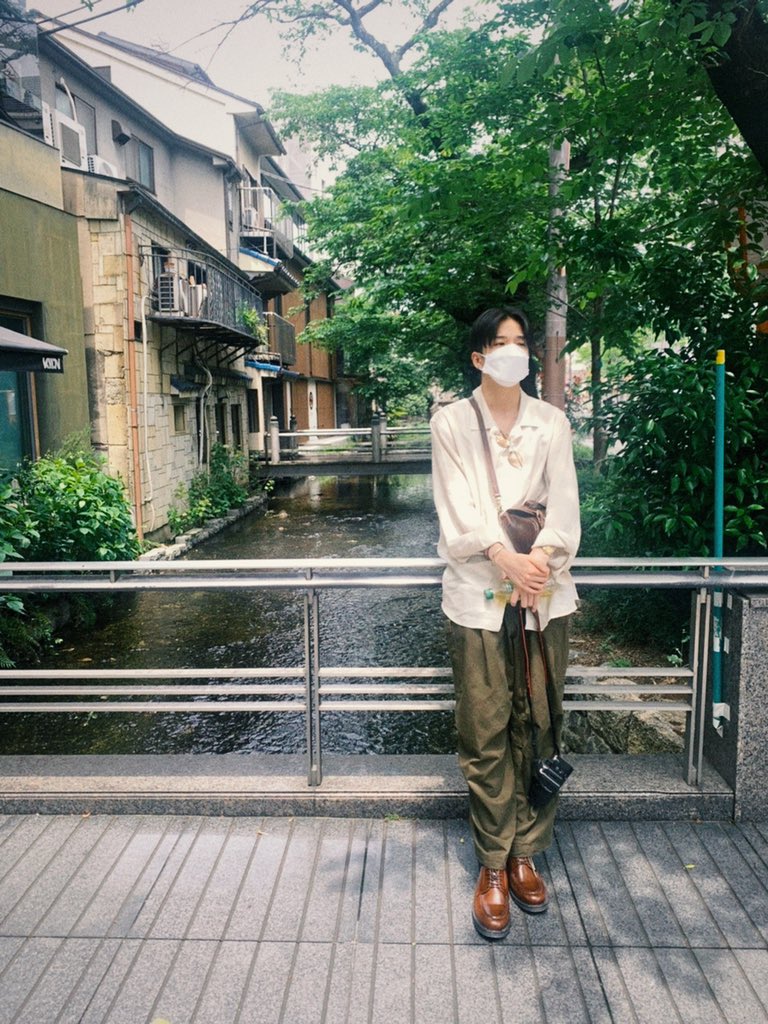 teumejoy_'s tweet photo. pov: your mom forced you to stand there so she can take a pic 📷  
  
@treasuremembers #ASAHI #아사히 https://t.co/7hvdJIsRQO