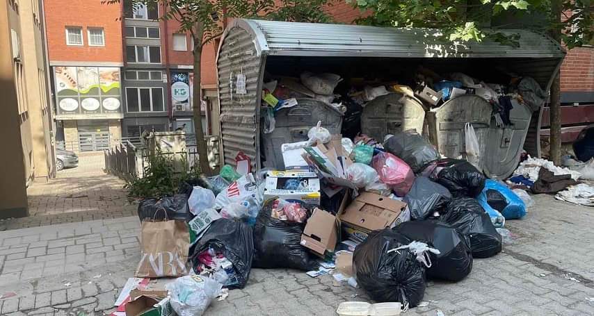 albanzogaj's tweet photo. Kërkojmë falje për këtë gjendje! Kompania për menaxhimin e deponive nuk po e lejon Kompaninë 'Pastrimi' të bëj zbrazjen e mbeturinave, për shkak të borxhit që kjo e fundit i ka të parës! Jemi duke e zhbllokuar këtë situatë, në mënyrë që të vazhdojmë me grumbullim të mbeturinave. https://t.co/ctWQX8qQB7