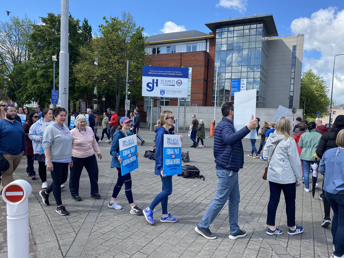 BrianOD_News's tweet photo. Medical scientists on the picket line at St James’s Hospital in Dublin. The HSE says the strike action is causing major disruption at hospitals across the country. https://t.co/3qjcOnTYnY @rtenews https://t.co/GG00F0Y1WK