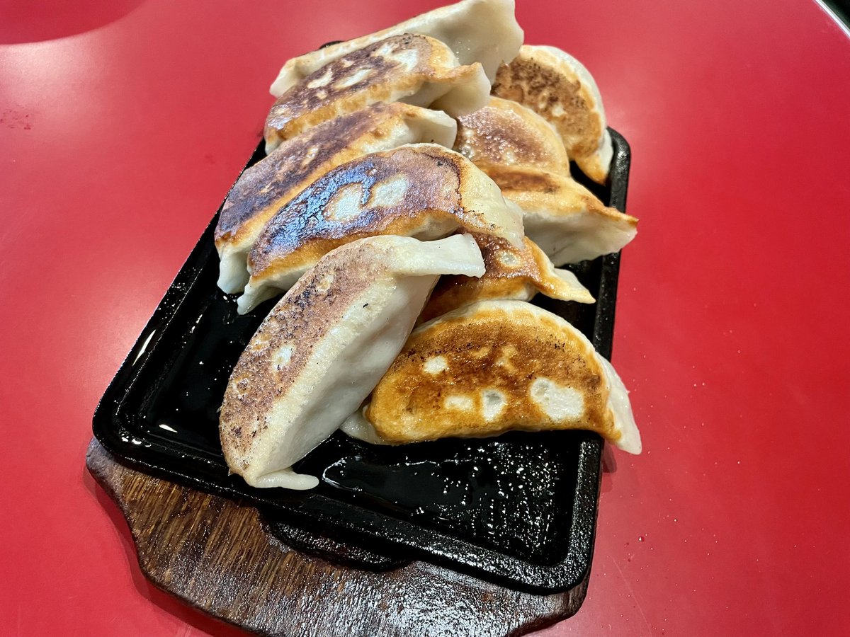 ofunanet's tweet photo. 千馬餃子楼行ってきた！

昨日に引き続き店長さんが色々お話してくれて、楽しく美味しかった😋

千馬と言えば、この餃子！
写真でボリュームが伝わらないのが残念😂

ランチタイムは炒飯とワンタン、杏仁豆腐がセットだよ。

全部ぜんぶ美味しかった✨

近いうちにリピートだな🤭

#大船 https://t.co/sZDkdnM9BM