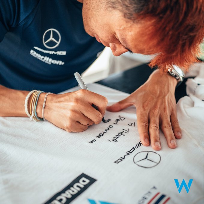 Alex Albon writes a message for Thibaut Courtois