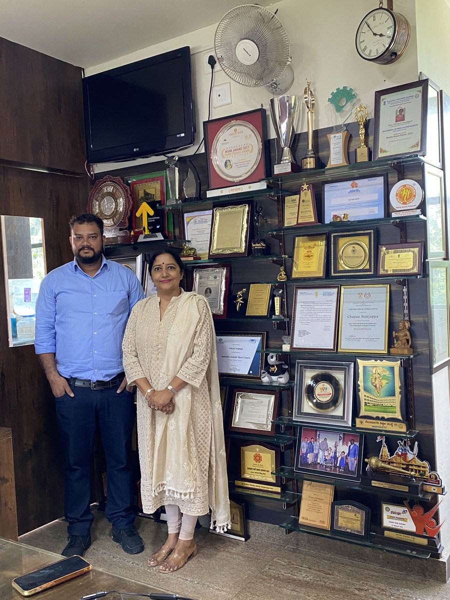 azeysingh's tweet photo. Honoured to meet Mrs. @nanjappa_chayaa Award winning, first generation rural woman entrepreneur with her experience spanning all nuances of food production from farm to fork. @TechBharat_ORG #nectarfresh #mysore #social #Entrepreneurship #tribal #agritech #fodtech https://t.co/hn92AbuxN1