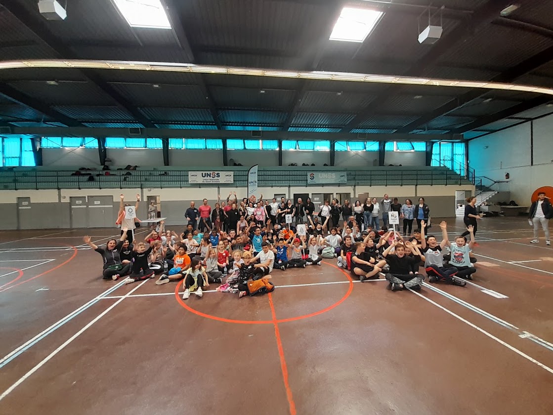 Développer les interactions sociales par des activités physiques inclusives avec l'UFR STAPS de l'#UnivToulon🤝
Des étudiants de Staps ont initié plus de 350 élèves varois, valides et en situation de handicap, à des activités de sports partagés. 
👉univ-tln.fr/Developper-les…
#staps