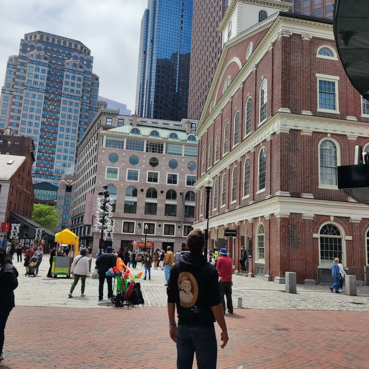 Kaiserlich87's tweet photo. After a trip to #reverebeach and finding out, if one can #kitesurf there, #MonkeyDeo needs to eat something 🤩 The best way to do this is at the #quincymarket near the #faneuilhall 🤗 Then we continue to look for a suitable accommodation for the #cameogang 😱 are you in❓ https://t.co/IqJW5UMI78