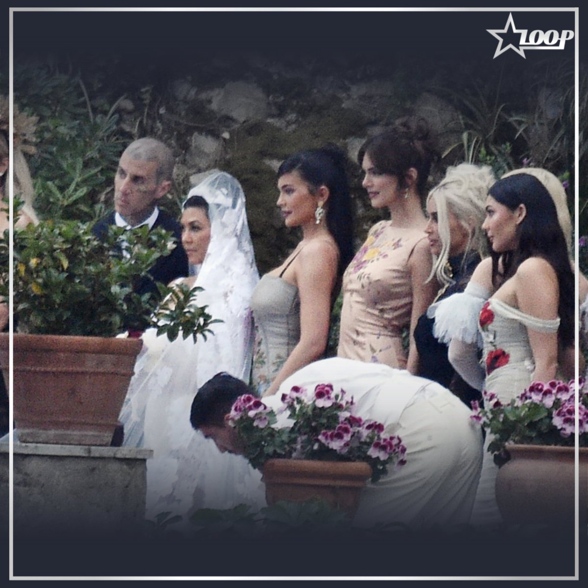 _starloop_'s tweet image. Love is in the AIR, everyone! ❤️ Kourtney and Travis tied the knot in an intimate wedding ceremony in Portofino, Italy on Sunday, May 22 #KourtneyKardashianWedding #travisbarker #kravis #kimkardashian #kyliejenner #kendalljenner #khloekardashian #krisjenner #wedding #Kourtney