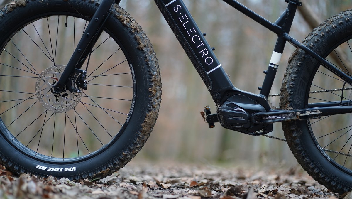 SilverbackBikes's tweet photo. S-Electro Pro CF: Lightweight, and packed!
1. Big power and big suspension go hand in hand for a super fun, super-capable bike
2. Shimano XT 4 Pot brakes offer unmatched stopping power.
4. There is more: https://t.co/uy9PAkWAA3
#SilverbackBikes #SElectro #eBikes #BornToBeFast https://t.co/liHEJRyHdX