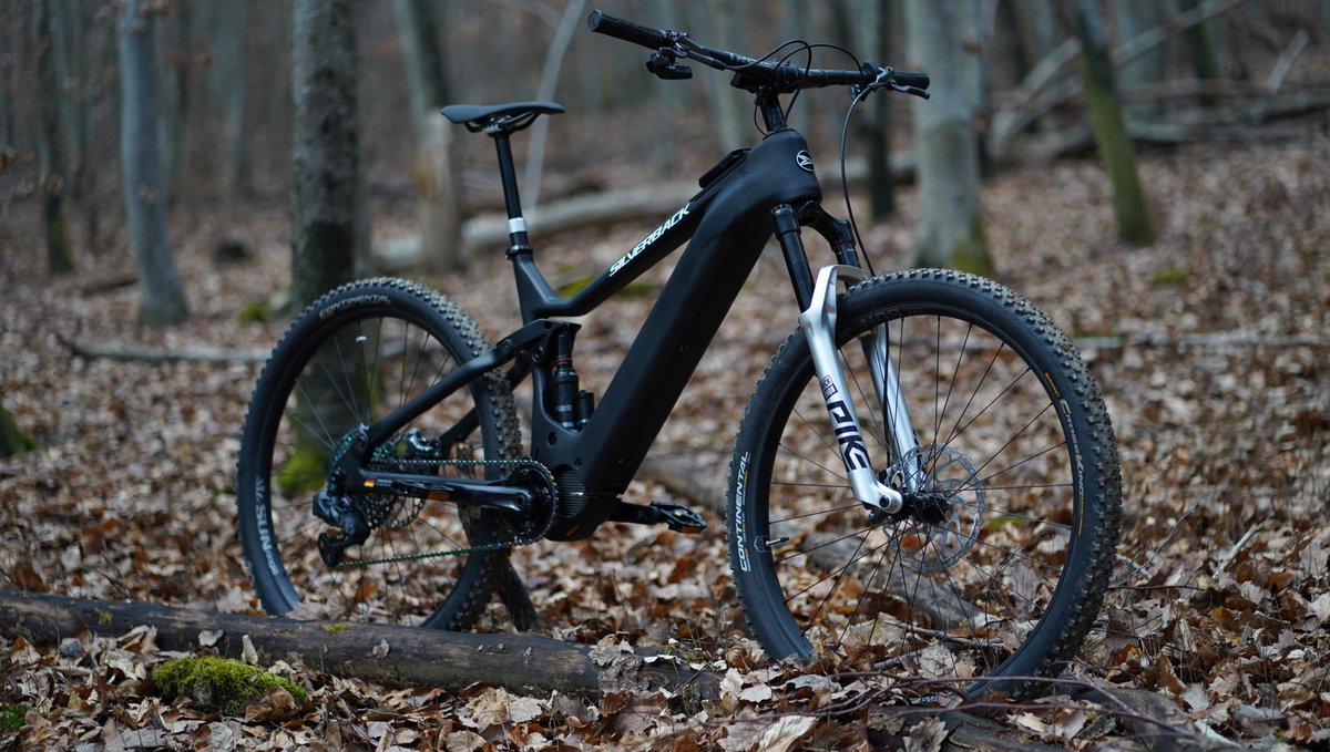 SilverbackBikes's tweet photo. S-Electro Pro CF: Lightweight, and packed!
1. Big power and big suspension go hand in hand for a super fun, super-capable bike
2. Shimano XT 4 Pot brakes offer unmatched stopping power.
4. There is more: https://t.co/uy9PAkWAA3
#SilverbackBikes #SElectro #eBikes #BornToBeFast https://t.co/liHEJRyHdX