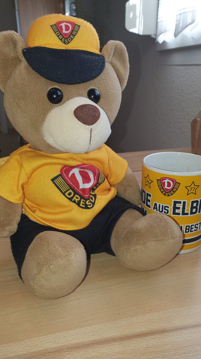Guten Morgen ihr lieben...
Wie gerne wäre ich heute in Dresden, aber die Daumen in BW sind gedrückt. 
Wir schaffen das 
FORZA DYNAMO 🖤💛 #sgd1953