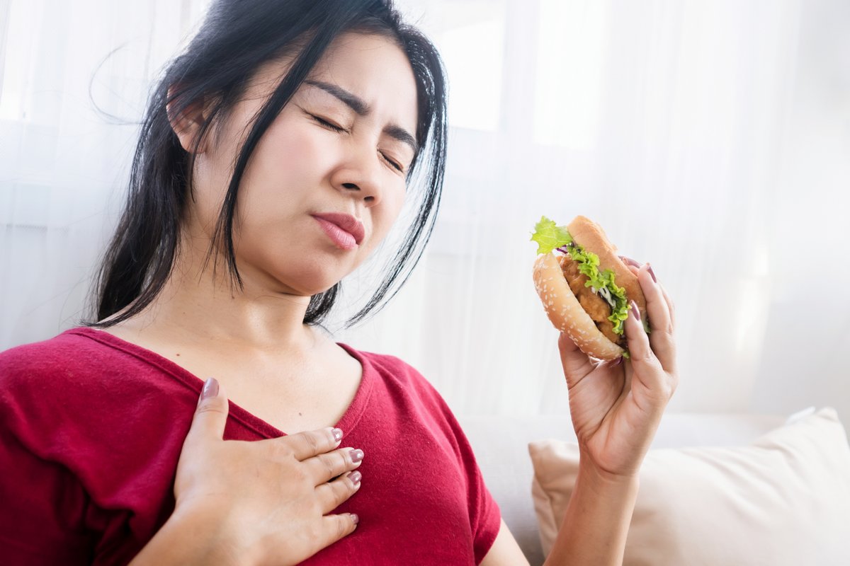 Here's our list of 8 foods and drinks to avoid to prevent that burning feeling in your chest called #heartburn.

medicine.com/health/8-foods…