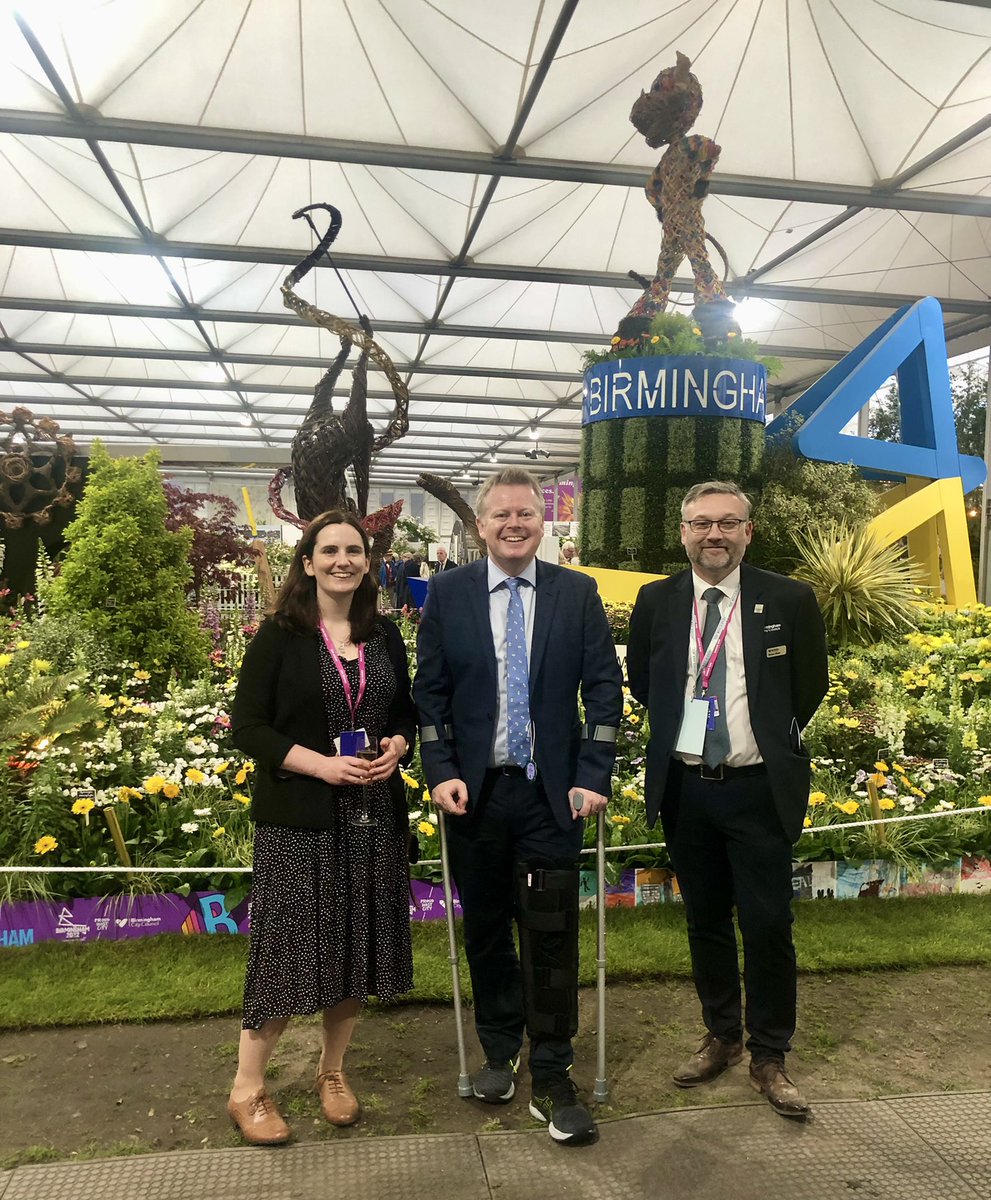 ThePaulFaulkner's tweet photo. Well done to the @BhamCityCouncil team behind the amazing display at @The_RHS Chelsea Flower Show. 

Brum has won best display for the past 9 years - let’s make it 10 in this golden @birminghamcg22 year for the city - #BrummiePride 💐 https://t.co/bGHCBaRdj2