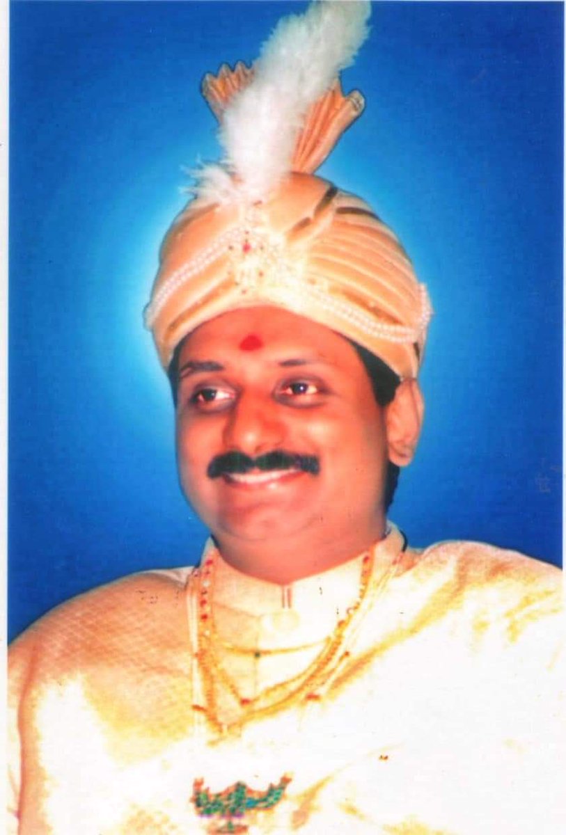 EmtKathiravan's tweet photo. இராமநாதபுரம் இளைய மன்னர்  ராஜா N.குமரன் சேதுபதி அவர்கள் மரணமடைந்த செய்தி கேட்டு மீளாத் துயரம் அடைந்தேன்..
பல்வேறு ஆன்மீகப்பணிகளின்  மூலம் சமஸ்தானத்தை மேன்மை படுத்தி வந்த சேதுபதி வம்சாவளியினருக்கு மட்டுமல்ல ஒட்டுமொத்த சமஸ்தானத்திற்கும் பேரிழப்பு..
ஓம் சாந்தி🙏🙏🙏

@annamalai_k https://t.co/JQTEkeHF8P