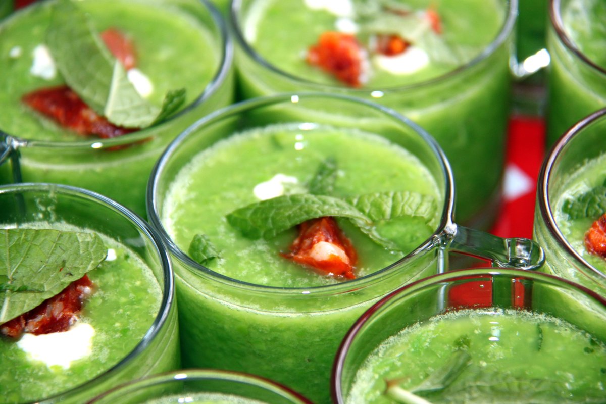 PaneBistecca's tweet photo. Kalte Erbesen Suppe https://t.co/zh3XsBTSiT
#kochtopfblogevent #grueneteller @kochtopf @vivelareduction #suppe #soup #peas #erbsen #starter #vorspeise #pfefferminze #peppermint #herbs #kraeuter #chorizo #sausage #wurst #kaltesuppe https://t.co/KNk4hcE9ML