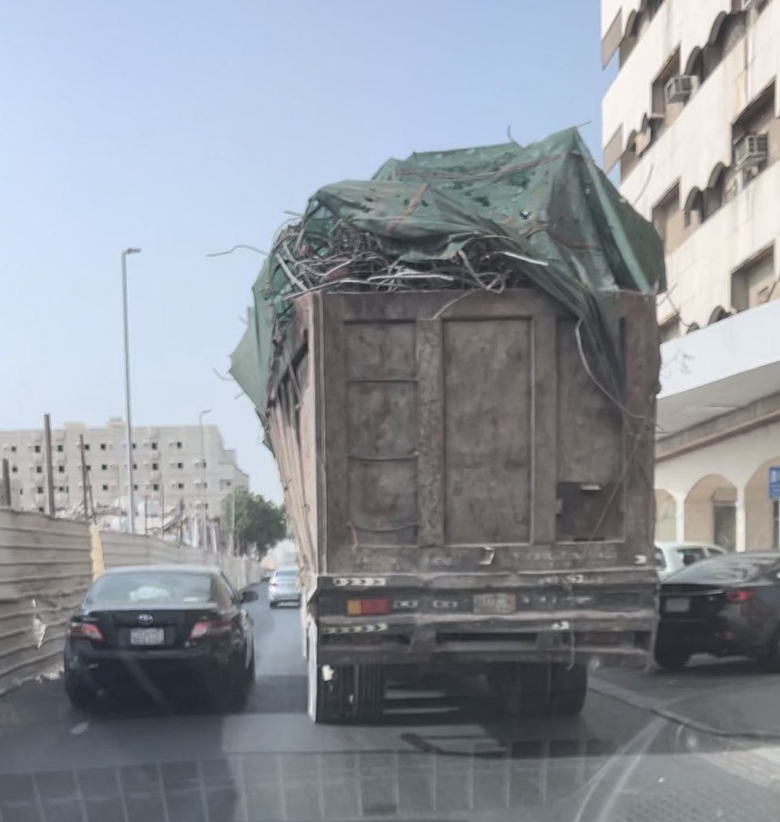 Alomda_Alamoudi's tweet photo. @eMoroor 
جدة حي البغدادية الغربية شارع محمد بن عبدالوهاب تقاطع المدارس يوم ٢٣ مايو ٢٠٢٢ الساعة ٨:٤٢ صباحا
تحميل الشاحنة بأكثر من طاقتها بحديد سكراب غير مربوطة ومغطاه كما يلزم وانحناء الحاوية

نرجو عمل اللازم من قائد الشاحنة الذي يعرض حياة الآخرين للخطر
رقم اللوحة سيرسل على الخاص https://t.co/K9M1NU0wvi