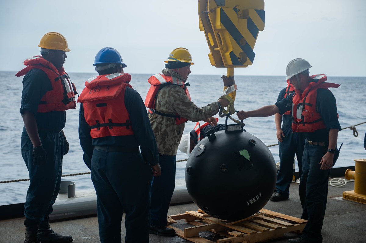 US7thFleet's tweet photo. @EXSTRGRU7 participated in integrated mine-countermeasure training exercise #NobleVanguard  May 12 to 21.

#USSMiguelKeith, #USSChief, #USSCharleston  #US7thFleet @USNavy 

Read the full story here:
https://t.co/ktSFJREX3u https://t.co/T6OfdrNmUS