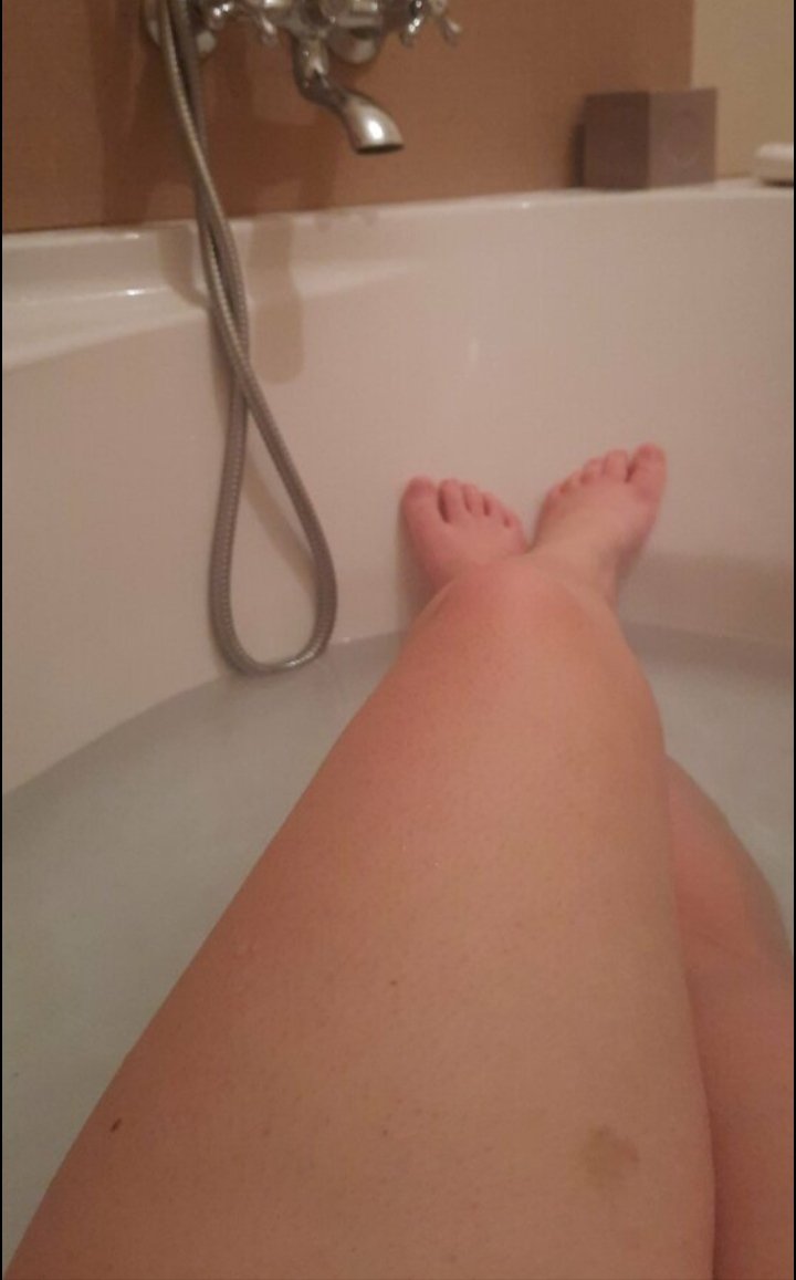 JustFor79524908's tweet photo. Hello there 🔥
#feet #feetfinder #feetlicking #feetselling #feetlovers https://t.co/Mc1DLMGaQN