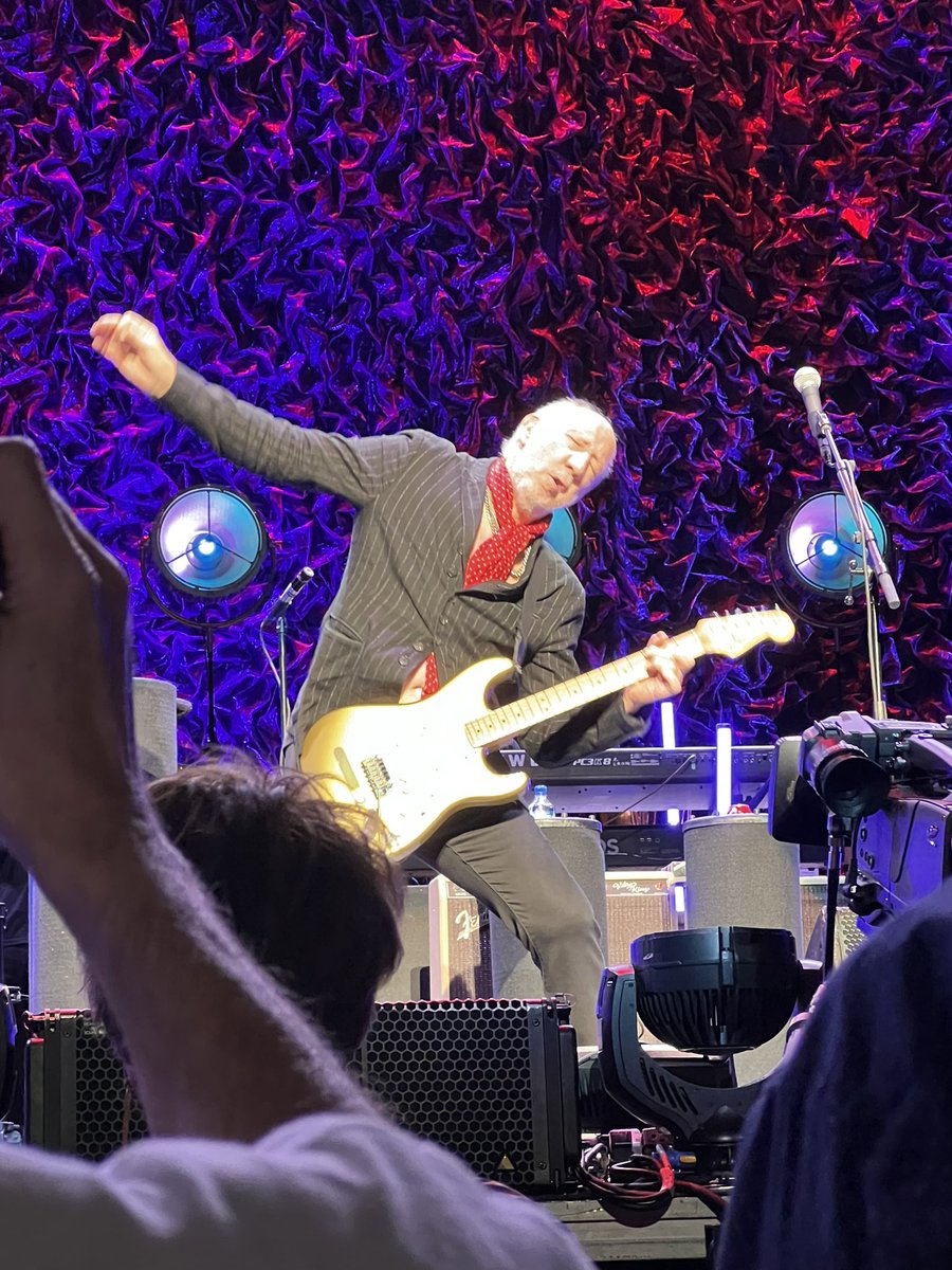 DCBeth23's tweet image. It is so hard to get both Pete and Roger in a photo. Pete mid windmill. @TheWho #rogerdaltrey #petetownshend #jonbutton #billynicholls and half of @STOfficialUK #dc