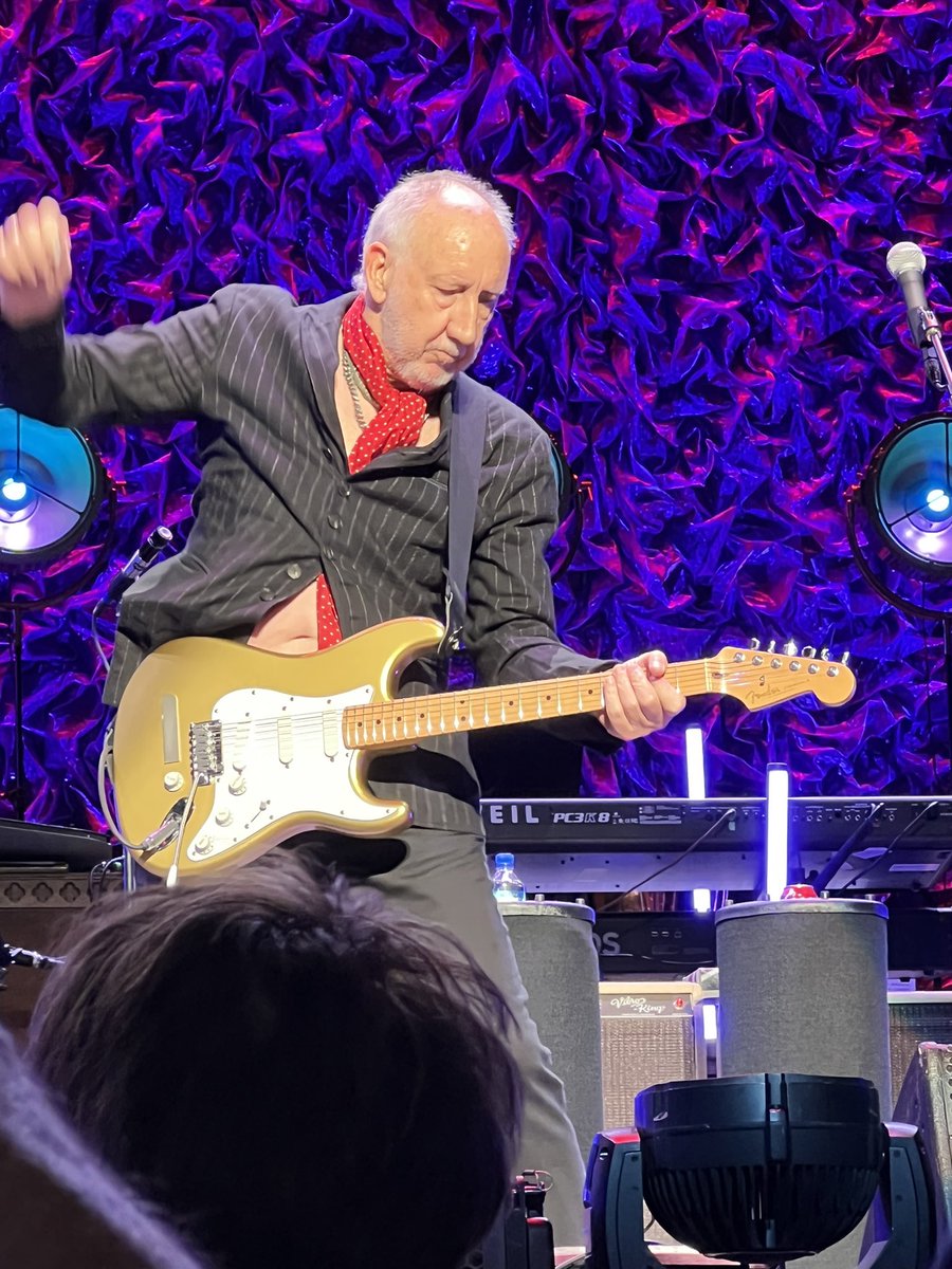 DCBeth23's tweet image. It is so hard to get both Pete and Roger in a photo. Pete mid windmill. @TheWho #rogerdaltrey #petetownshend #jonbutton #billynicholls and half of @STOfficialUK #dc