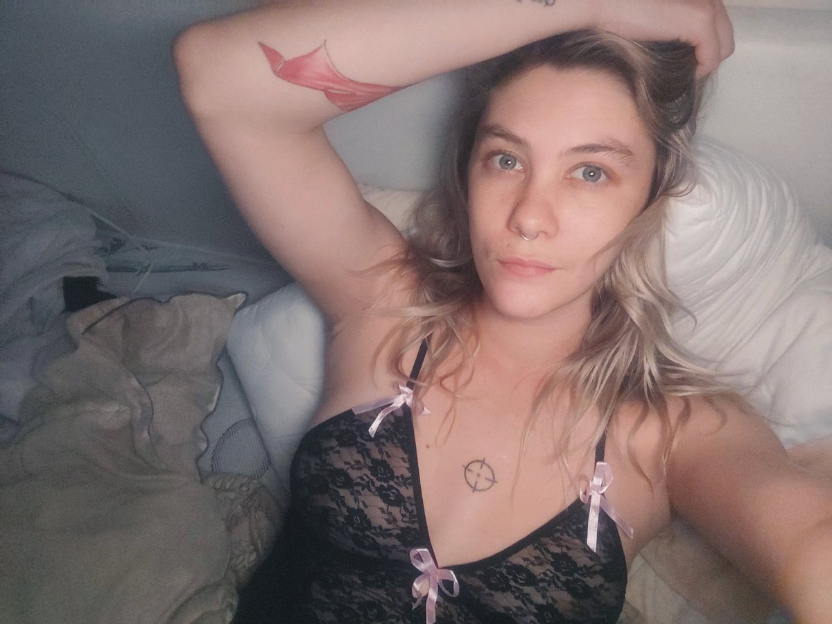 Keyjawaifu's tweet photo. I’m in bed and bored…any requests? 😉

Send them through to my #onlyfans.

https://t.co/gtvZMJw9rf

#bored #sext #dmme #onlyfansgirl #blonde #tattoos #OnlyFansSA #of #onlyfansnew #BedtimeStories #bed #needy https://t.co/LJEZ9MNHzs