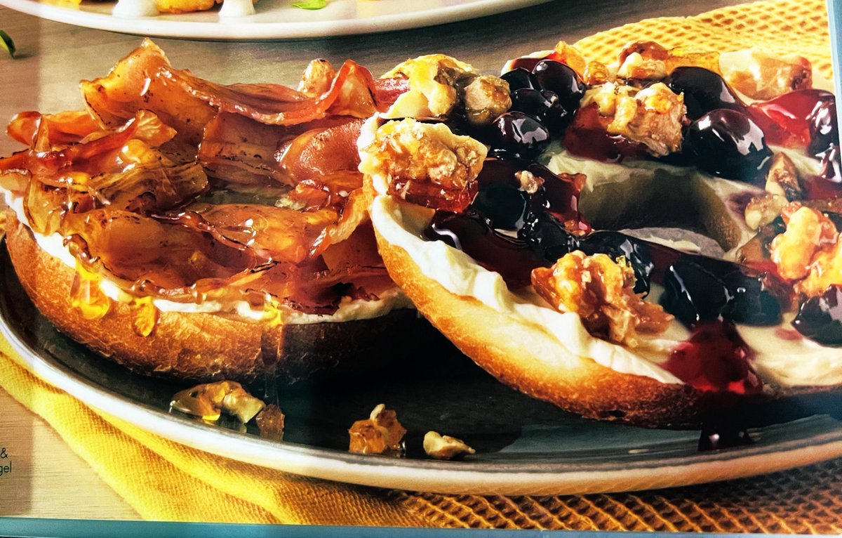 This!!! #backbacon #blueberry #bagel from <a href="/Mugg_and_Bean/">Mugg & Bean</a> Flip it’s just so good!
