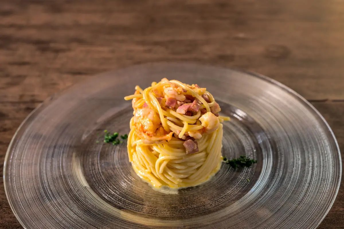 offtthetabIe's tweet photo. @amelia_perrin It's called gourmet cuisine, here in Italy most of luxury restaurants are on this wave. Portions are never as big as they are in the USA, anyway. https://t.co/ZK15kJwlkX