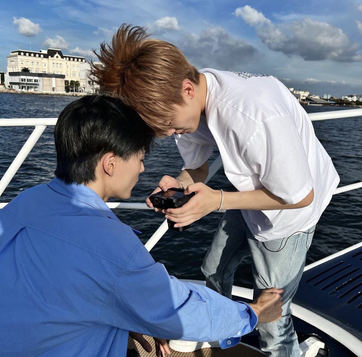 tomyvalentinee's tweet photo. กรี๊ดเดเเดดดเเดดเด หัวชนกันไปเรยดิแม่ #nomin https://t.co/8PUcdDujUU