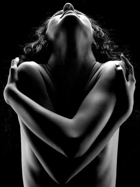 Juste_Etre2610's tweet photo. C'est quand la distance s'impose que l'amour transparaît le plus. 
Le vide de l'absence nous fait aimer plus fort. 
Ce sont tous les souvenirs qui nous reviennent et les larmes qui nous montent aux yeux qui prouvent à quel point on déteste être séparés.... https://t.co/X8vJwJllX3