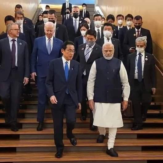 इस फ़ोटो को देखिए 
मेरा भारत वो भारत है.. जिसके पीछे संसार चला।
मोदी जी के नेतत्व में अमेरिका राष्ट्रपति जो बाइडेन और जापान सहित अन्य देशों के नेता चल रहे हैं।✌️🇮🇳

#narendramodi #proudofindia 
#ModiInJapan 
#quad. #quadsummit2022 #quadmeeting #proudtobeindian#g7#quad #quad.#quad