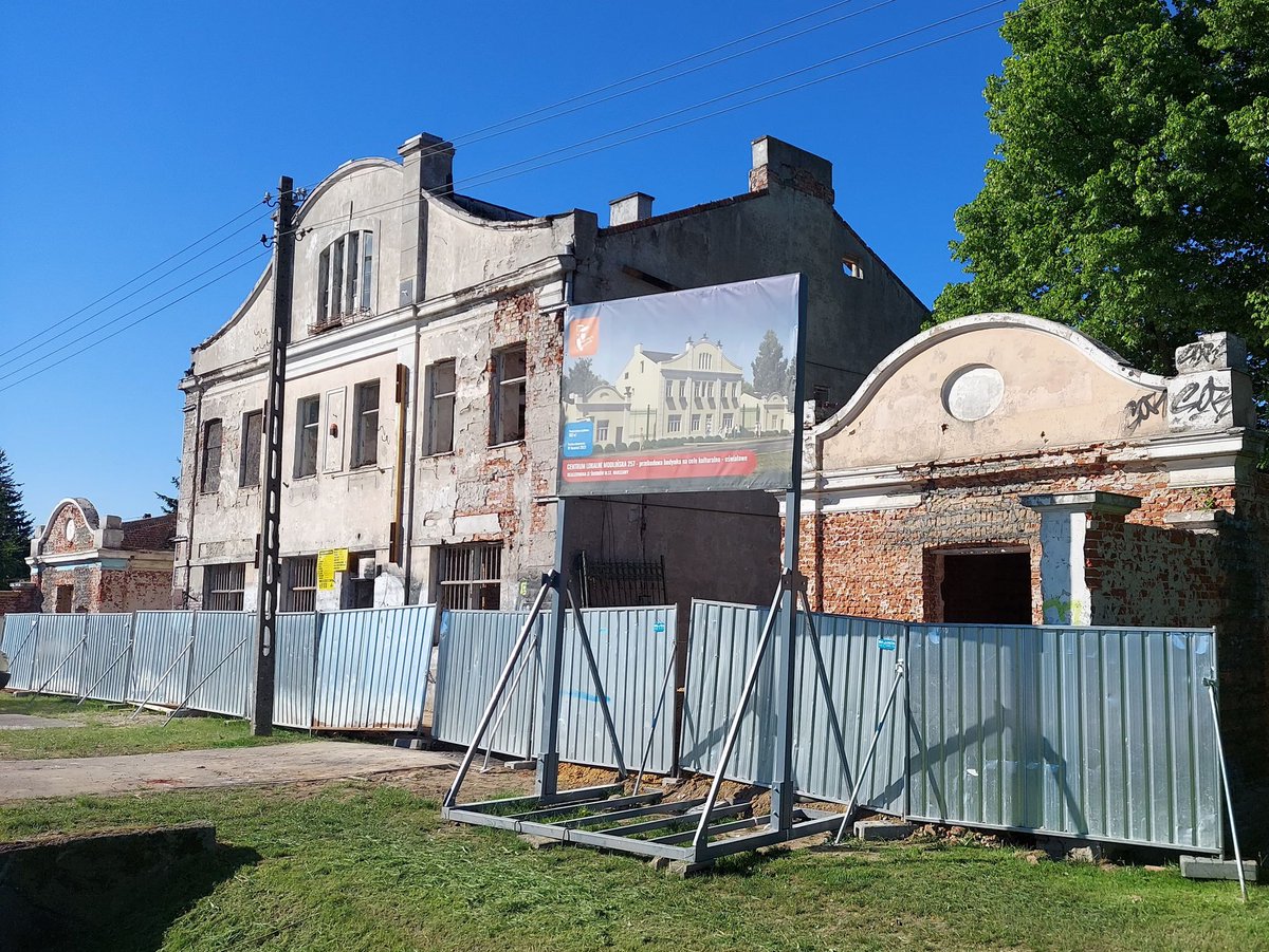 DlaBialoleki's tweet photo. Modlińska 257 odzyskuje swój blask💚 Zabytkowa kamienica zyska nowe życie, a trwające prace odkrywają kolejne wyjątkowe detale. Więcej zdjęć ➡️https://t.co/YWgYI0MEkT https://t.co/JaoufbFR6u