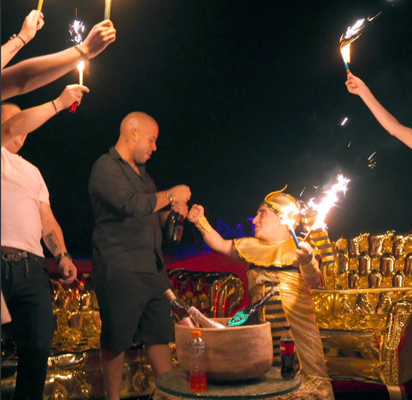 DAILYESTAFA's tweet image. Soy alias S, creador de #LaGranEstafa @MiDailyWallet 

Junto a mi familia formamos un cartel para estafar a mas de 200.000 colombianos 🐀🐁

Me gasté tu plata contratando enanos y tomando champaña 💰🤩