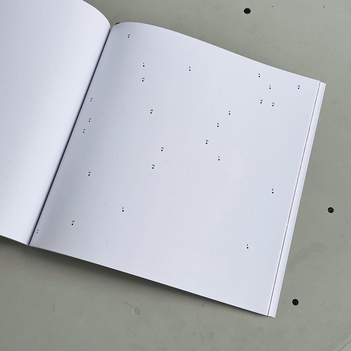 NADiff_MOT's tweet photo. 【NEW⚫️】
exonemoの書籍『CONNECT THE RANDOM DOTS』*サイン入り
順番に線を繋いでいくことで絵を描くことができる「点つなぎ」から着想。ドットの位置はコンピュータでランダムに決定され、線で結んでいくことで誰でも抽象的な絵画を描くことができます。
#exonemo
#nadiff
#東京都現代美術館 https://t.co/PMybKawplP