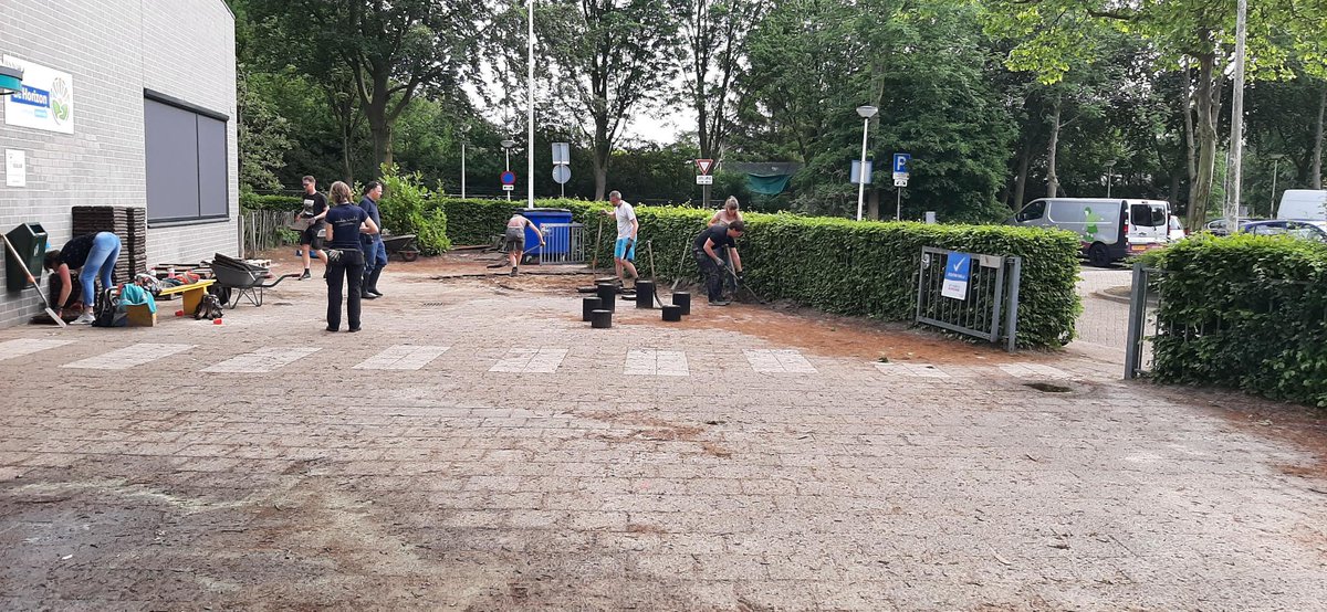 Tegels eruit voor basisschool de Horizon! Op naar een groen schoolplein 🌱
Kom vanavond naar de doe-sessie beheer en onderhoud van je plein van de werkplaats groene schoolpleinen
Start 19.15u bij de Kameleon in Zielhorst. Info en aanmelden: 033groen.nl/groeneschoolpl…