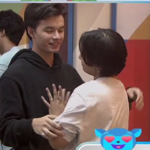 stansb19nowna's tweet photo. Luke to Gabb: proud na proud kami sayo. para sa papa mo. 🤗

meanwhile si steph and rob sa likod, hahaha chooties!

#GabbLuke #PBBGabb #PBBLuke https://t.co/BPzG5TYBIS