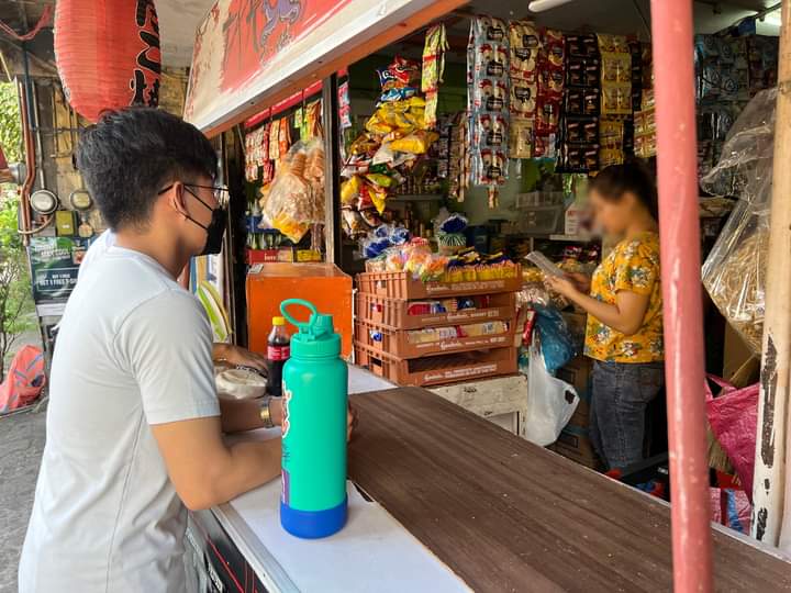 iamRaoulManuel's tweet photo. Campaign season man o hindi, nagpapatuloy ang house-to-house na pakikipag-usap ng mga kabataan sa kapwa Pilipino!

Padayon and stay safe, Youth Defy Marcos-Duterte - Southern Tagalog! https://t.co/0QsUV3GAU7