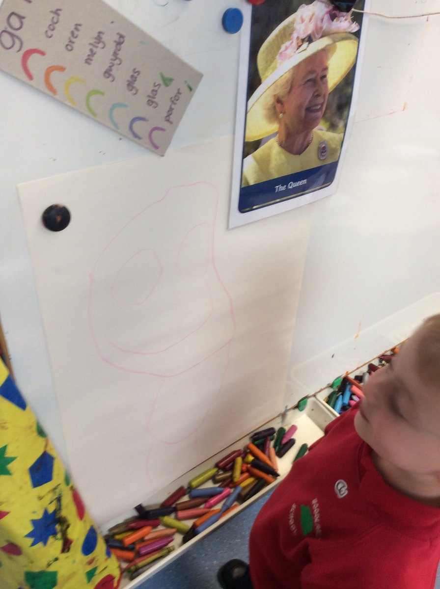 NLHWCPS's tweet photo. This is the best drawing of the queen ever! Look at those pearls! @WoodlandsPrima1 #expressivearts https://t.co/FMoBfe47i4