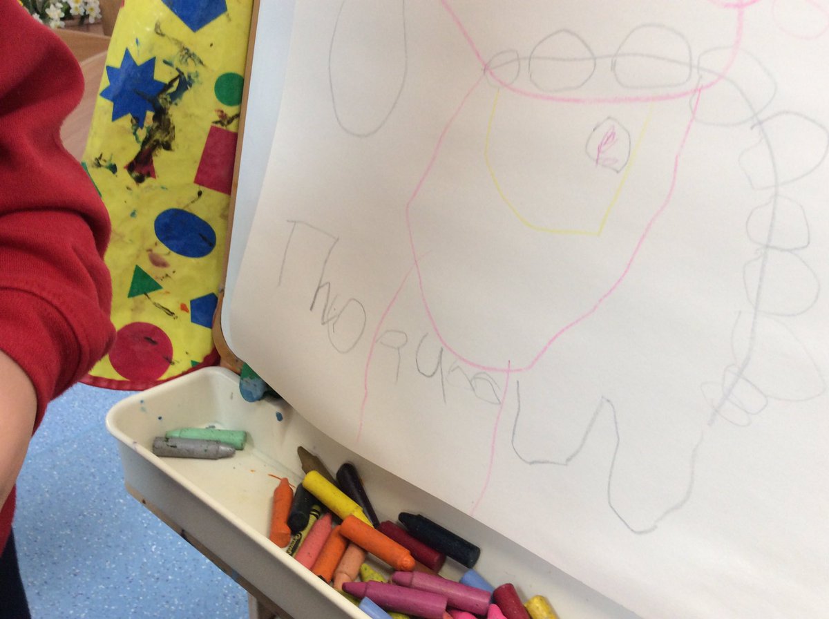 NLHWCPS's tweet photo. This is the best drawing of the queen ever! Look at those pearls! @WoodlandsPrima1 #expressivearts https://t.co/FMoBfe47i4