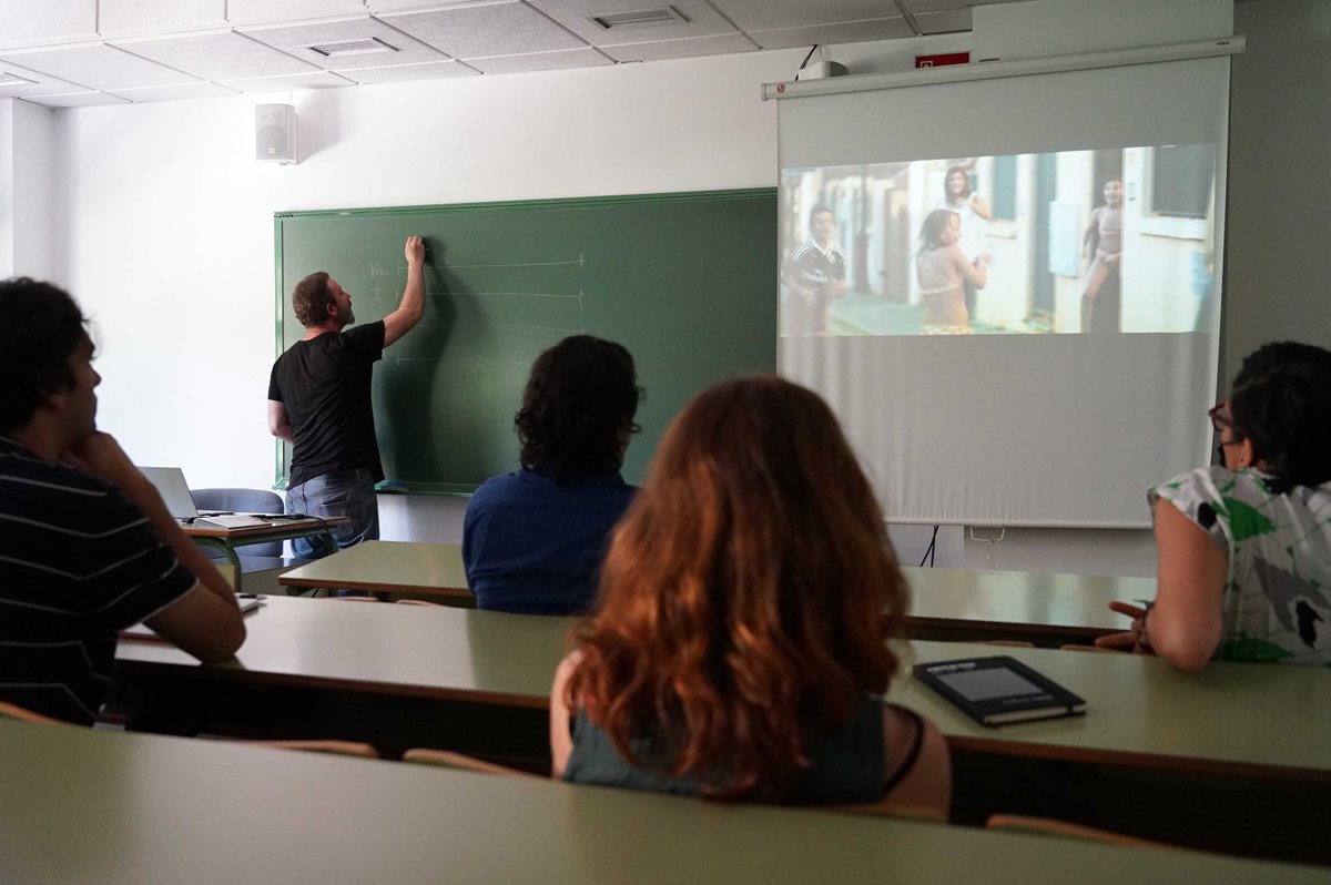 filmingranada's tweet photo. FORMACIÓN! Comienzan los talleres profesionales de #FilmingLab organizados por @gendermedia_Lab y @filmingranada. En el "Creative Lab" del realizador audiovisual Francisco Montoro han participado nuestros socios de @MyopiaFilms, @fcd_ugr y @AtecaGranada. Un buen comienzo.🎬✨👏👏 https://t.co/lojrDrPzUn