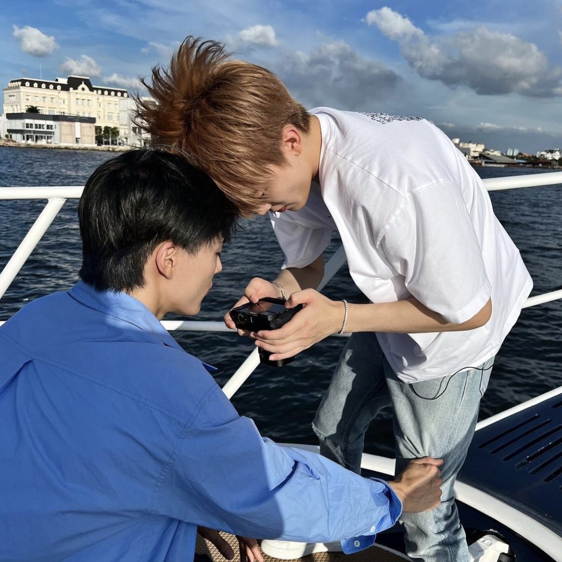 tiasuppersready's tweet photo. อยากถ่ายรูปรองเท้าคู่กัน แต่เพื่อนดันถ่ายเบื้องหลังคู่มาฝาก ไอ้เหี้ย โลกมาจารึกไว้ที เพื่อนกันเอาหัวจุ่มกันทำไม!!!!!!!!!!!!!!! https://t.co/zStoCxjVVu
